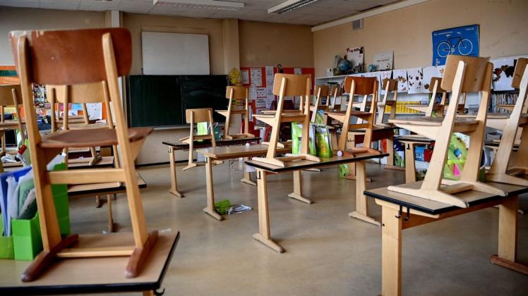 Stühle sind in einem Klassenzimmer der Grundschule hochgestellt. Am Montag gibt es ersten Schritt in Richtung Schulöffnung. Nach gut zwei Monaten Unterbrechung wegen der Corona-Pandemie kommen zunächst die jüngeren Grundschüler zurück.
