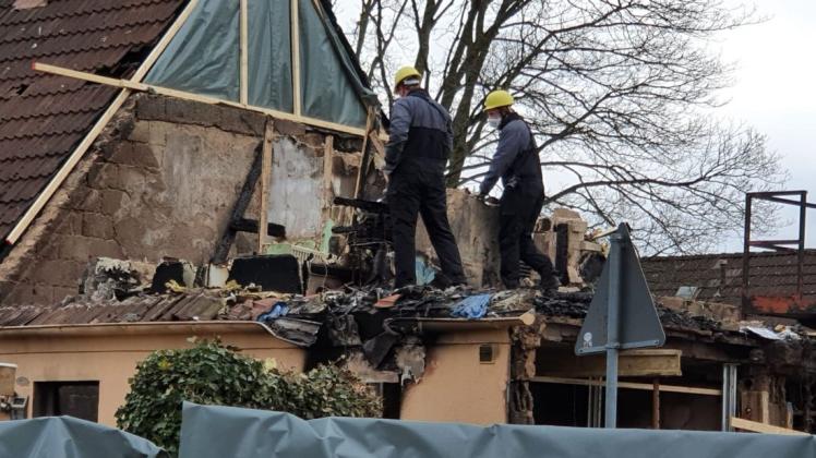 Brandermittler des LKA haben im zerstörten Haus Hinweise auf Brandbeschleuniger gefunden.