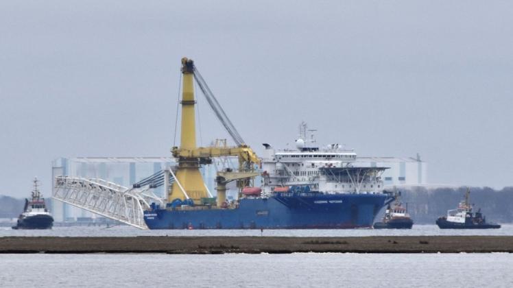 Das russische Spezialschiff Akademik Cherskiy verlässt die Hansestadt Wismar, im Hintergrund die Produktionshalle von MV Werften.
