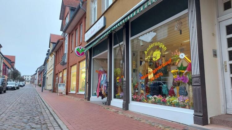 Die Sternberger Altstadt stirbt immer weiter aus: Nun muss auch das Geschäft H&P-Mode zwangsweise schließen. Deswegen findet jetzt ein Räumungsverkauf statt.
