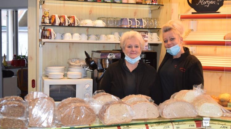 Inhaberin Bärbel Assmus (l.) und ihrer Mitarbeiterin Kathrin Gniza im Back-Café am Sternberger Markt.
