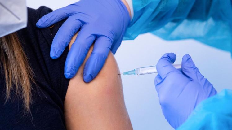 Eine Frau wird mit dem Corona-Impfstoff von Astra-Zeneca geimpft.