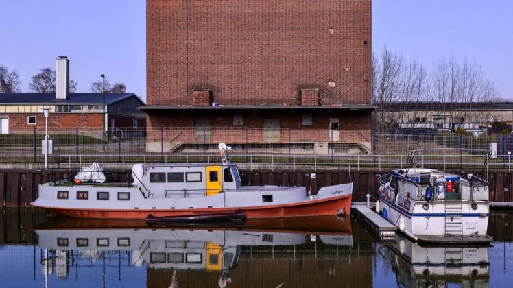 Hier liegt Schleppy. Mit 99 Jahren ist es das älteste Boot, das im Hafen am Speicher in Lübz liegt. Ursprünglich stammt es aus Hamburg.
