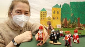 Playmobil-Figuren im Museum: Jessica Löscher bringt den Spielzeughelden das Laufen bei.