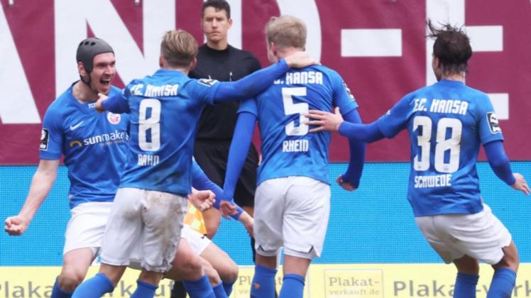 Grenzenloser Jubel nach dem 2:1-Siegtreffer für den FC Hansa: Torschütze Damian Roßbach (links) freut sich gemeinsam mit Bentley Baxter Bahn, Simon Rhein und Tobias Schwede (von links)
