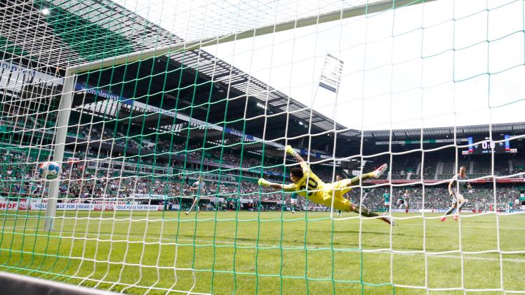 15.08.2021, wohninvest WESERSTADION, Bremen, Ligaspiel, 2. Bundesliga, SV Werder Bremen vs SC Paderborn 07, im Bild Mic Im Hinspiel zwischen Werder und Paderborn im Weserstadion hatte es im Bremer Kasten gleich viermal geklingelt. Hier erzielte Felix Platte das 1:0 für den SCP.