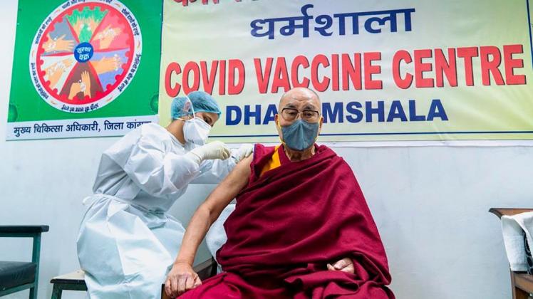 Der Dalai Lama, das tibetische geistliche Oberhaupt, erhält eine Impfung gegen das Coronavirus im Zonal Hospital.