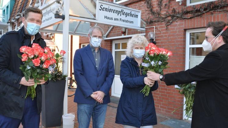 Sie überreichten am 8. März für alle weiblichen Mitarbeiter des Pflegeheimes „Haus am Freistrom“ Rosen: Christian Brade (l.) und Sebastian Langer (r.) von der SPD.  Beschäftigungstherapeutin Birgit Jagusch nahm die Blumen stellvertretend entgegen. Mit dabei auch Hausleiter Marcus Voß.