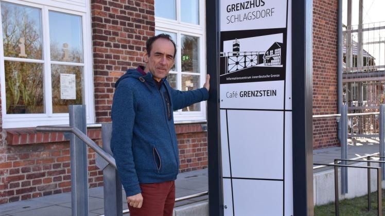 Am Grenzhus in Schlagsdorf hat sich in den vergangenen Monaten einiges getan. Andreas Wagner, der Leiter des Informationszentrums, freut sich zum Beispiel über diese neue Hinweistafel.