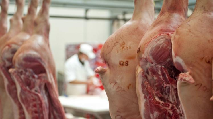 Zwölf Euro Mindestlohn fordert die Gewerkschaft NGG für die Fleischwirtschaft, nach einer kurzen Einarbeitungszeit soll dieser auf 14 Euro steigen. Am Donnerstag beginnen Tarifgespräche.