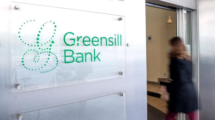 Ein Schild mit dem Firmennamen hängt am Eingang der Bremer Greensill Bank. Die Finanzaufsicht Bafin hat das in Turbulenzen geratene Institut vorerst dicht gemacht.