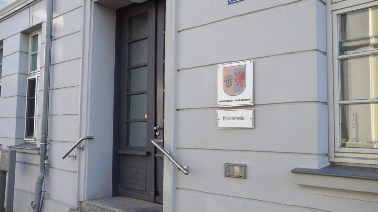 Im Polizeirevier Sternberg sehen sich die Beamten gut gerüstet mit Blick auf das Coronavirus. Die Impfquote beträgt hier 100 Prozent. Im Polizeirevier Sternberg sehen sich die Beamten gut gerüstet mit Blick auf das Coronavirus. Die Impfquote beträgt hier 100 Prozent.