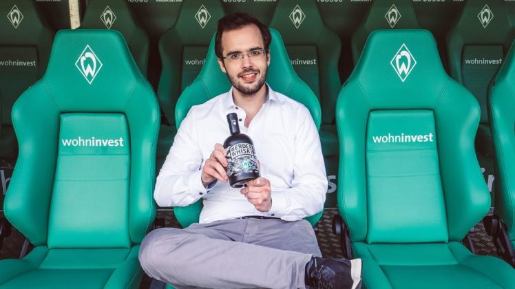 Zum Wohl: Der Mackenstedter Unternehmer Christoph Kirsch zeigt den Werder-Whisky, den er und sein Team kreiert haben.