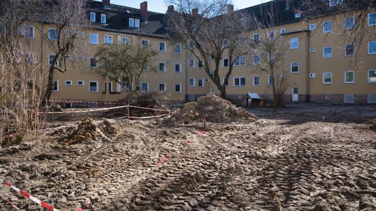 Umrüsten von Gas auf Erdwärme, ist das Ziel der Bauarbeiten im Innenhof im Hansaviertel.