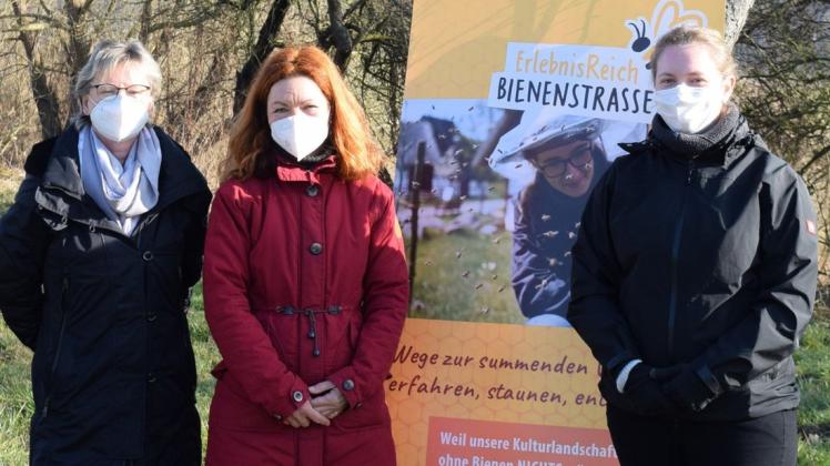 Die Initiatorinnen für eine Bienenfreundliche Gemeinde Bibow, Margit Konow aus Hasenwinkel (l.) und Nicola Meyer (M.) zusammen mit Jutta Ohrem vom Landschaftspflegeverband Sternberger Endmoränengebiet.