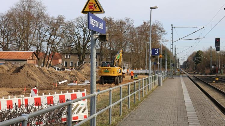 Direkt in Gleisnähe wird derzeit in Hagenow-Land an den neuen Parkplätzen für die Pendler gearbeitet.