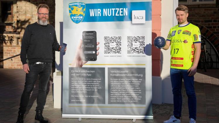 Setzen auf die Luca-App: Rostocks Oberbürgermeister Claus Ruhe Madsen (links) und Empor-Linksaußen Nick Witte