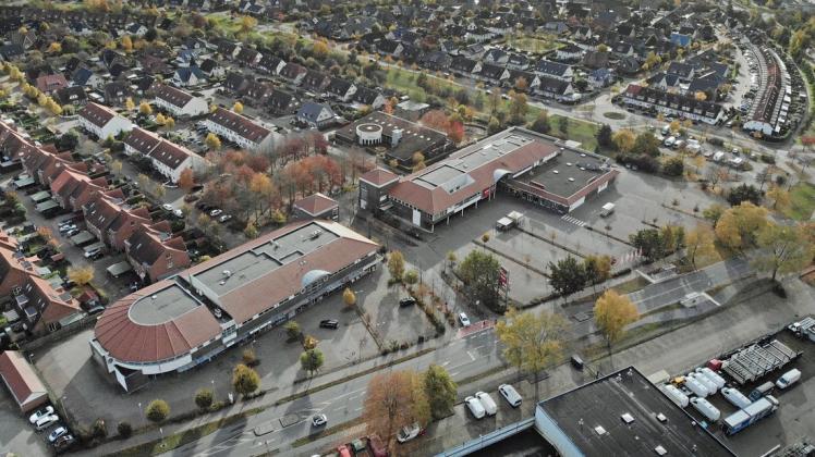 Auch in den kommenden Jahren ein beliebter Wohnort: die Gemeinde Stuhr. Das Bild zeigt das Nahversorgungszentrum im Wohngebiet Briseck aus der Luft. Foto: Jysch