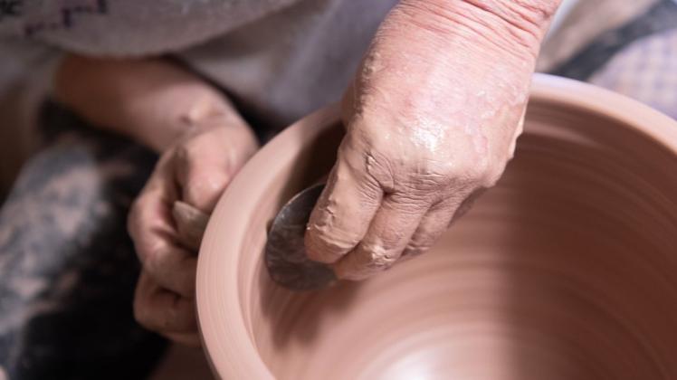 Töpferei ist eine alte Kunst. Wie die Keramik hergestellt wird, zeigen die Künstler beim Aktionstag.