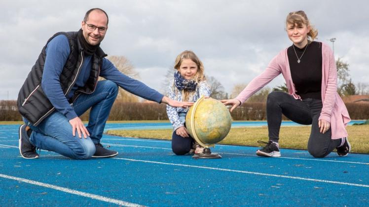 Zusammen mit ihren Mitschülern laufen sie um die Welt: Sportlehrer Michael Lindner, Frieda und Jamie sammeln bei jeder Gelegenheit Kilometer für das große Ziel.