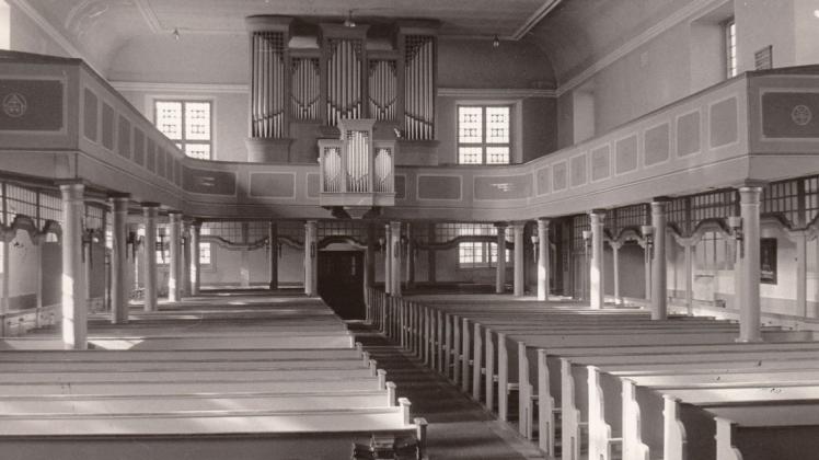 Dieser Kirchenraum platzte bei Martin Niemöllers Predigt 1951 aus allen Nähten: das Innere der Stadtkirche Zur Heiligen Dreifaltigkeit vor dem Umbau in den Jahren 1966 und 1967.