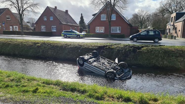 In Papenburg ist am Samstag ein Auto kopfüber in den Kanal gestürzt.