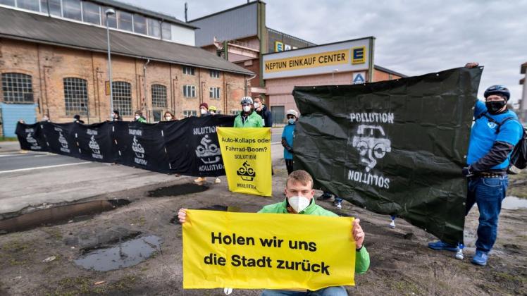 Mitglieder des Radentscheids Rostock demonstrierten am Sonntag mit Unterstützung von Mitgliedern von Greenpeace Rostock, hier im Vordergrund Lars Ratzka, gegen sechs geplante Autospuren in der Werftstraße.