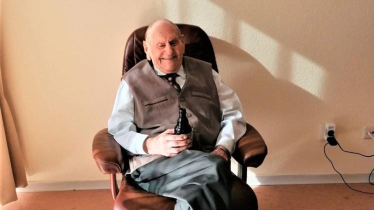 Zum Wohl auf den 105. Geburtstag: Jubilar Hugo Hinzpeter.