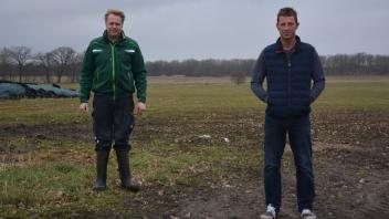 Für Landwirte wie Dirk Schmüser (l.) und Hans-Jürgen Michalska wird das Arbeiten durch das aktuelle Insektenschutzpaket des Bundes erschwert.