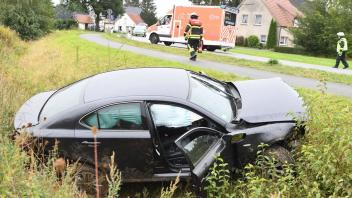 38 schwerere Verkehrsunfälle gab es 2020 in Lotte – wie hier im September 2020, als ein 27-Jähriger in Wersen im Straßengraben landete. Er und sein Beifahrer wurden leicht verletzt.