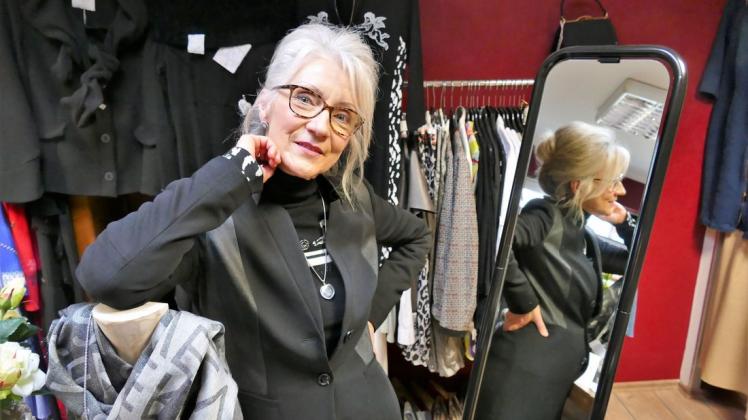 Das kleine Bekleidungsgeschäft von Kordula Waalkes ist eine bekannte Adresse in Malliß und Umgebung. Seit nunmehr 30 Jahren verkauft sie in ihrem Laden Damenmode. Den Sprung in die Selbstständigkeit habe sie nie bereut, sagt sie.