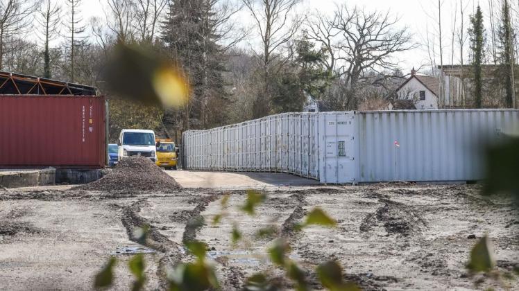 Umstrittenes Container-Lager auf dem Möller-Gelände - die Stadt kündigt eine rechtliche Prüfung an.