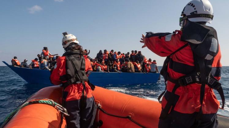 Mitglieder der Rettungsmannschaft der „Sea-Watch 3“ nähern sich einem Boot mit 97 Migranten im Mittelmeer.