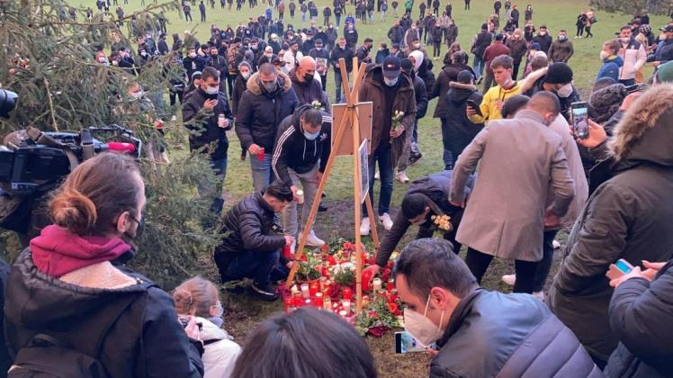 Rund 200 Personen kamen am Mittwoch in den Wollepark, um dem verstorbenen 19-Jährigen zu gedenken.