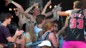 Jugendliche Partygänger feiern im Außenbereich des Cafe Ibiza, während der Spring Break am Strand von Fort Lauderdale und in den nahegelegenen Bars in vollem Gange ist.