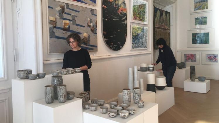 Bereits im vergangenen Jahr platzierten Antje Hubold und Jutta Albert (r.) die Keramik-Arbeiten, die anlässlich der Kunstbörse noch bis Ostermontag bestaunt und gekauft werden können.
