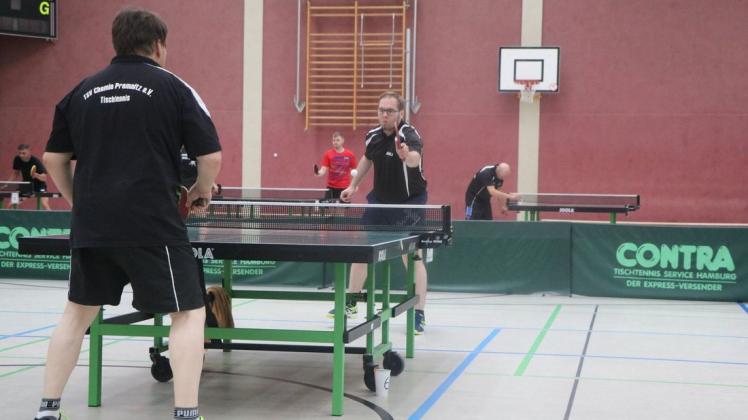 Kreis-Vorsitzender Marcel Kraft (hinten, bei einem Turnier in Wittenberge) findet den Abbruch der Tischtennis-Saison richtig.
