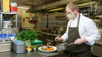 Für den Außer-Haus-Verkauf arbeitet die Küche im Airfield Restaurant in Ganderkesee weiterhin: Christian Brake, stellvertretender Küchenchef, und seine Kollegen haben für die Ostertage besondere Menüs zusammengestellt.