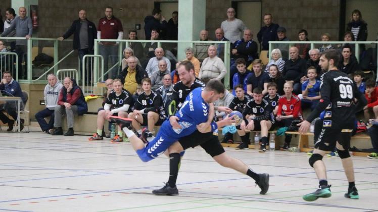 Ein Handballderby in der Landesliga zwischen Perleberg (Toralf Hampel/vorn) und Pritzwalk (Florian Boldt in einer Szene vom Dezember 2019) wird es in dieser Saison nicht mehr geben.