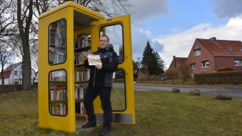 Vellahns Pastor Christian Lange hatte die Idee, in einer Telefonzelle eine Büchertauschbox einzurichten.