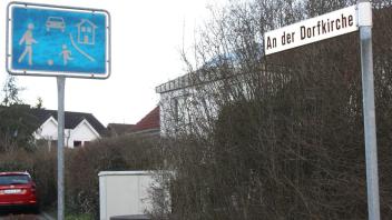 Trotz Spielstraßenschild und Aufpflasterungen fahren viele Autofahrer mit 50 statt 7 km/h auf der Straße "An der Dorfkirche" in Wersen.