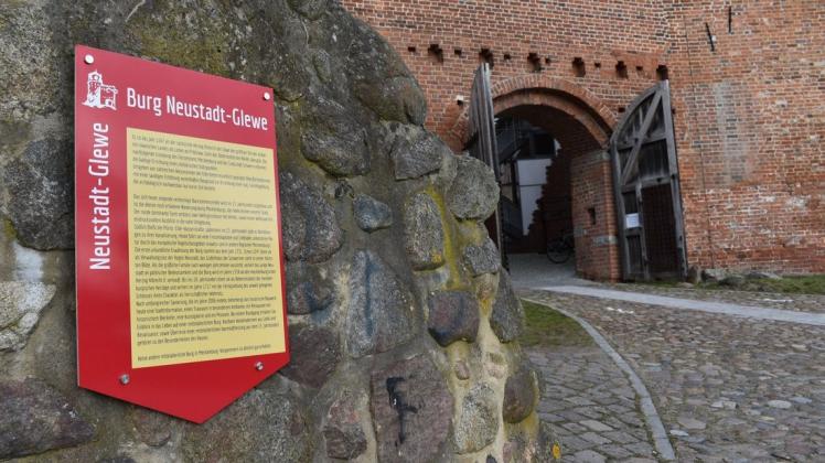 Bereits im vergangenen Jahr wurden die ersten neun Denkmaltafeln in Neustadt-Glewe angebracht. Unter anderem an der Burg.