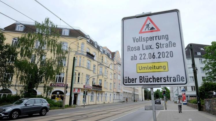 Durch die Dauerbaustelle in der Rosa-Luxemburg-Straße müssen wieder Straßenbahnlinien und Straßen für den Verkehr gesperrt werden.