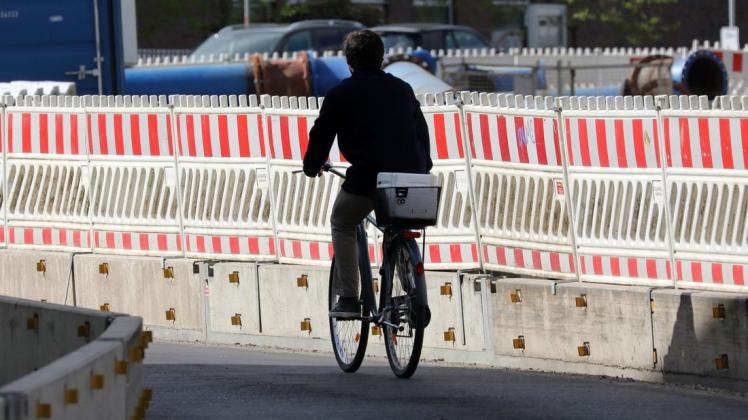 In Rostock sollen Radfahrer sicher an Baustellen vorbeifahren können. Dazu hat die Stadt eine neue Richtlinie erlassen.