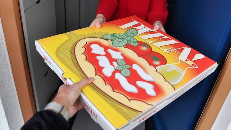 Pizzalieferungen sind in Papenburg auch während der Ausgangssperre möglich. Essen abgeholt werden darf hingegen nicht (Symbolbild).