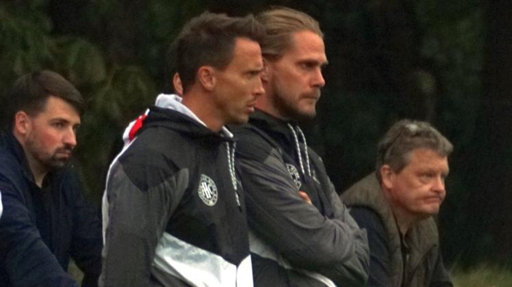Der FC Hude steht täglich auf seinem Programm: FCH-Trainer Ralf Buß (links, mit seinem Vorgänger Lars Möhlenbrock).