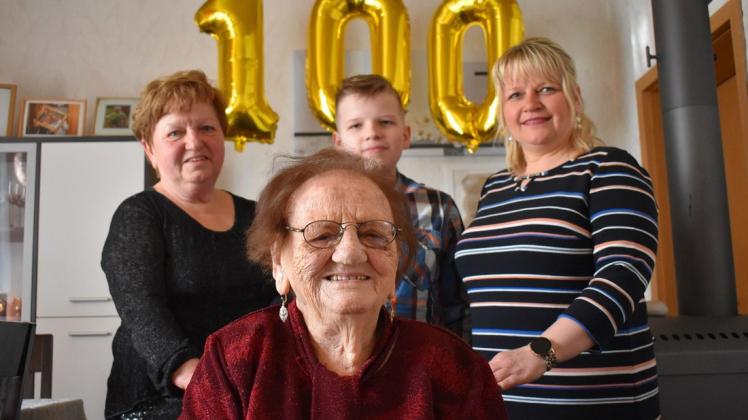 Auf ein glückliches Leben hat die 100-Jährige Anna-Marie Grauvogel mit ihrer Tochter Jutta, Enkelin Janine und Urenkel Eric angestoßen.
