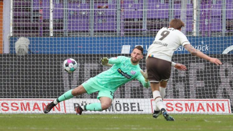 Osnabrücks Torwart Philipp Kühn hat das Nachsehen gegen den Elfmeterschuss des Torschützen Guido Burgstaller vom FC St. Pauli zum 0:1.