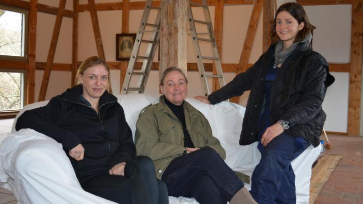 Gemeinsam bringen sie die Mühlenscheune in Kuchelmiß wieder auf Vordermann: die Schwestern Leena (l.) und Sascha Silberstein (r.) mit Mutter Franka Silberstein in der Mitte.