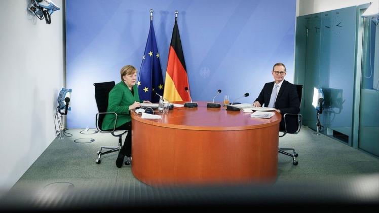 Bundeskanzlerin Angela Merkel (CDU) und Michael Müller (SPD), Regierender Bürgermeister von Berlin, während einer Videokonferenz mit den Ministerpräsidenten der Länder zum weiteren Vorgehen in der Corona-Pandemie am 22. März.